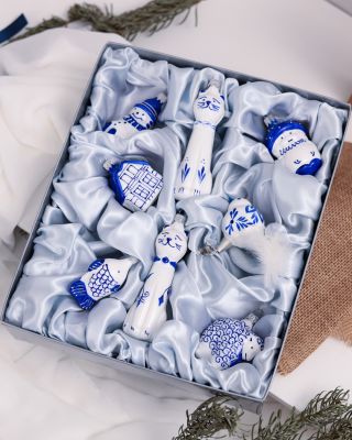 Elegance modré a bílé 💙✨ Kolekce Cibulák propojuje tradici s jemnou krásou ruční práce. Každá ozdoba je originál –...