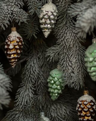 🌲 V lese jsou symbolem podzimu, u nás se mění v kouzelné ozdoby. Naše šišky mají tolik podob – od přírodních hnědých tónů...