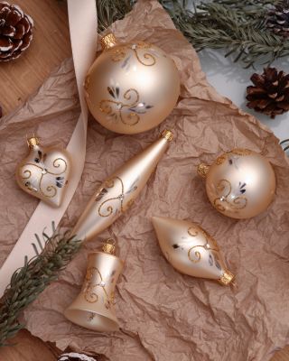 Kolekce Elegance 🍾✨ Jemné tóny barvy šampaň dodají vašemu stromku nádech luxusu, klidu a vytříbeného vkusu. Tyto odstíny...