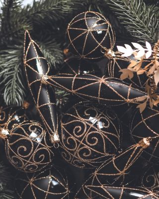 Kolekce Černá elegance 🖤✨ Kombinace hluboké černé a zlatých detailů vytváří nadčasový kontrast, který promění váš stromek...