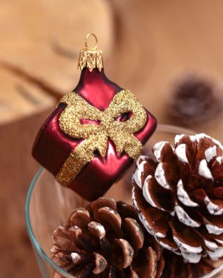 ✨ Vánoční inspirace pro váš stromek 🎄💛 🎁 Bordó dáreček se zlatým zdobením – elegantní detail, který rozzáří každý stromek...