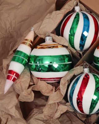 🎨 Kolekce Retro Nádech nostalgie, který rozzáří každý stromeček ✨ Klasické tvary a barvy, ručně malované s láskou a péčí —...