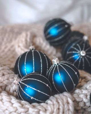 Modrá je dobrá! 💙❄️ Elegantní, klidná a přitom výrazná – každý odstín má svůj příběh a každý odlesk světla připomíná tiché...